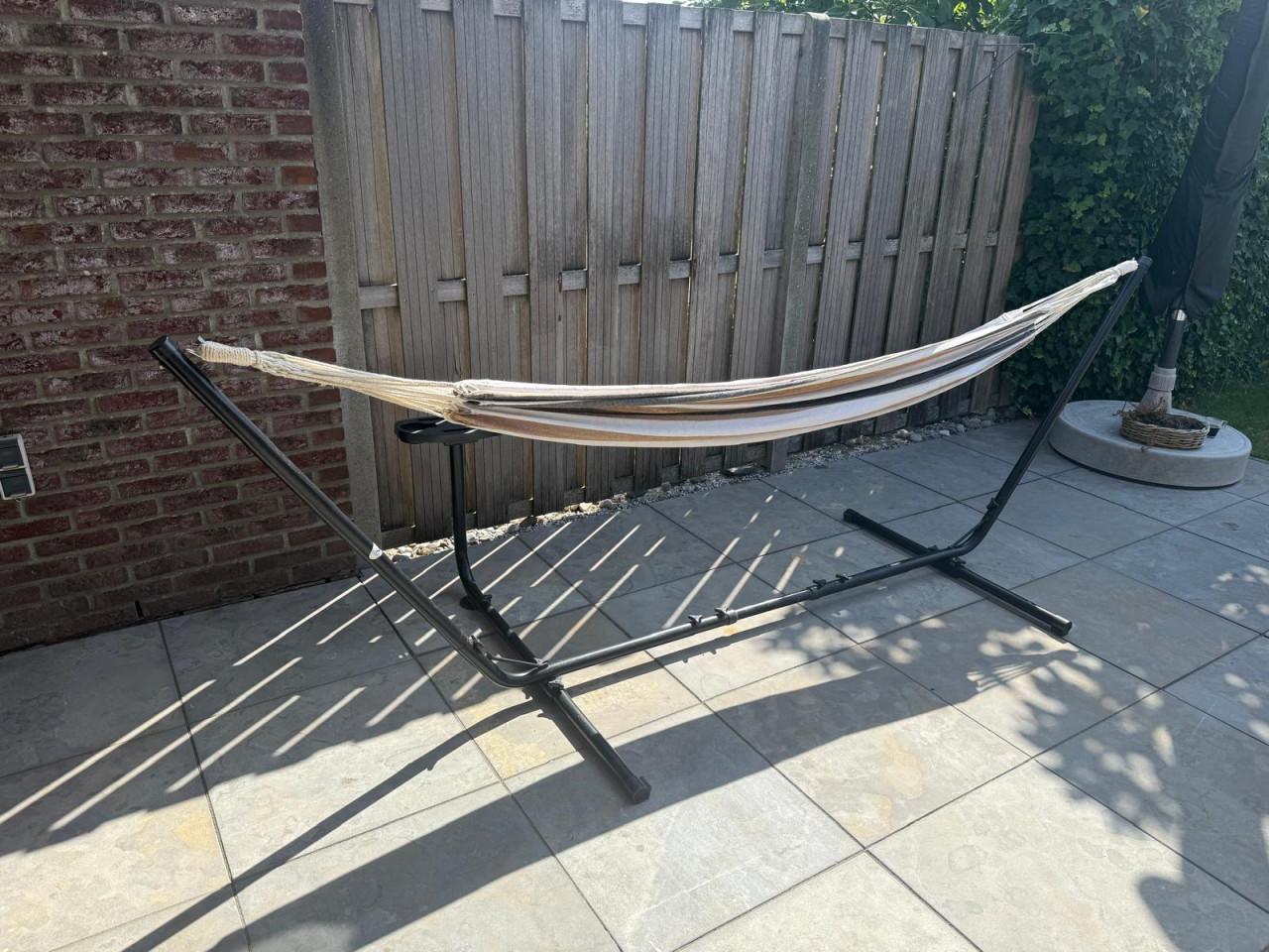 Hangmat met stevig frame – compleet met drank- en telefoonhouder