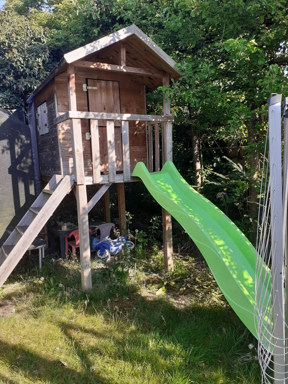 Mooie houten speelhuis met glijbaan!