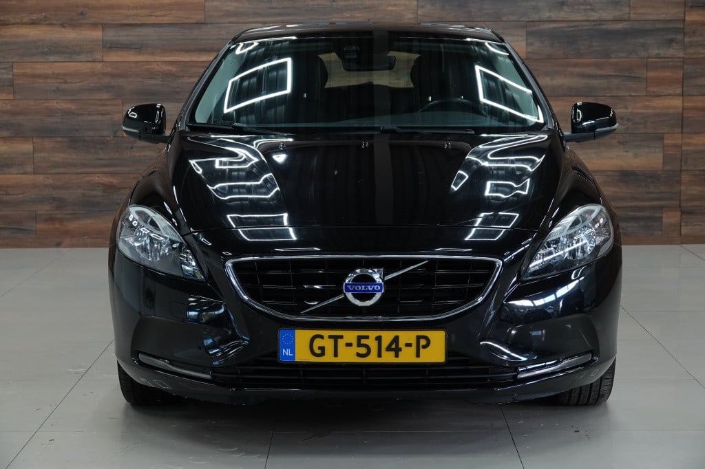 Volvo V40 2.0 t3 momentum | cruise | pdc | leder |
