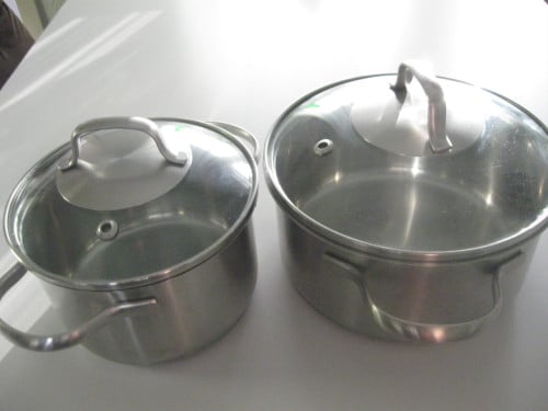 2 Pannen met glazen deksels