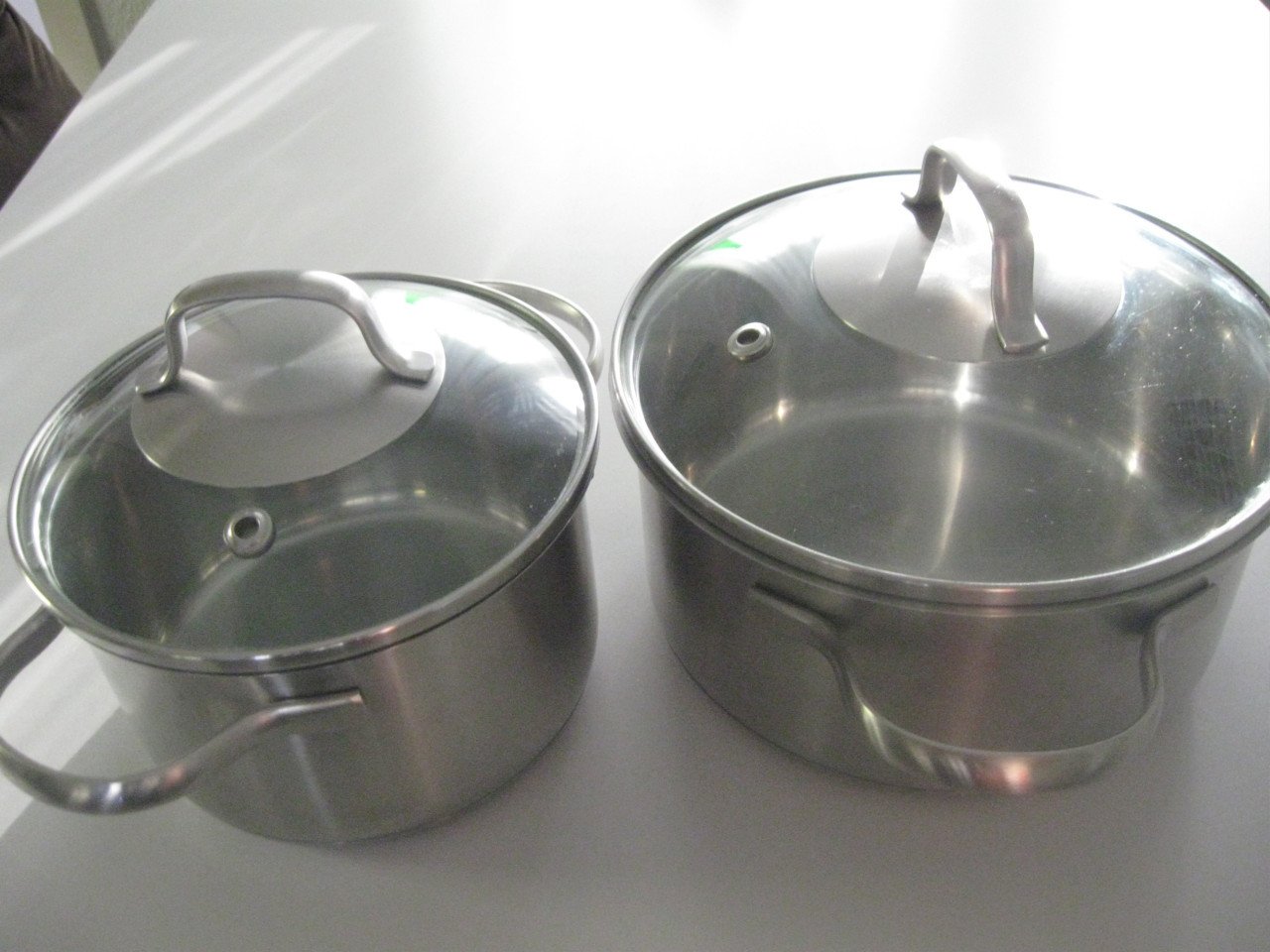 2 Pannen met glazen deksels