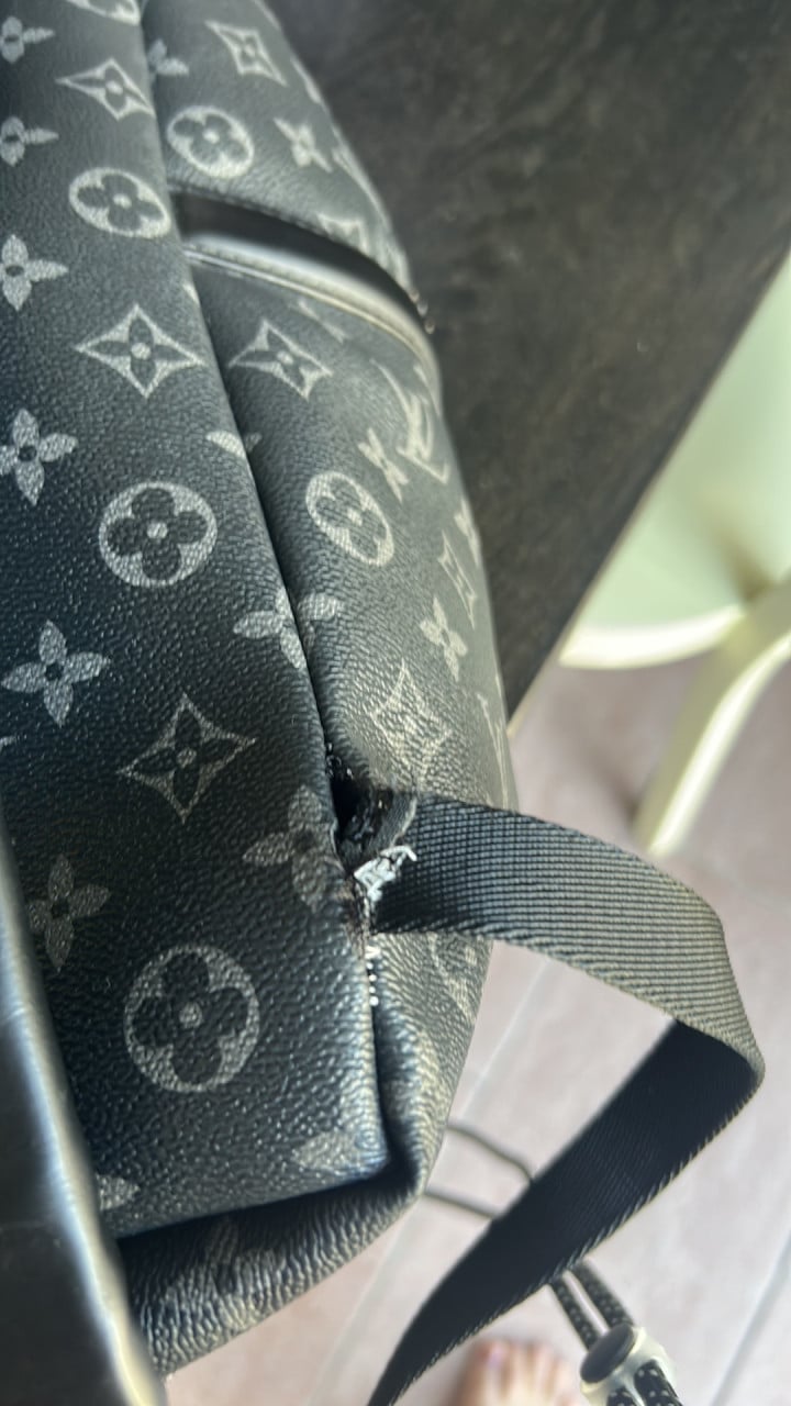 Stevige rugtas Louis Vuitton 30,00 euro.