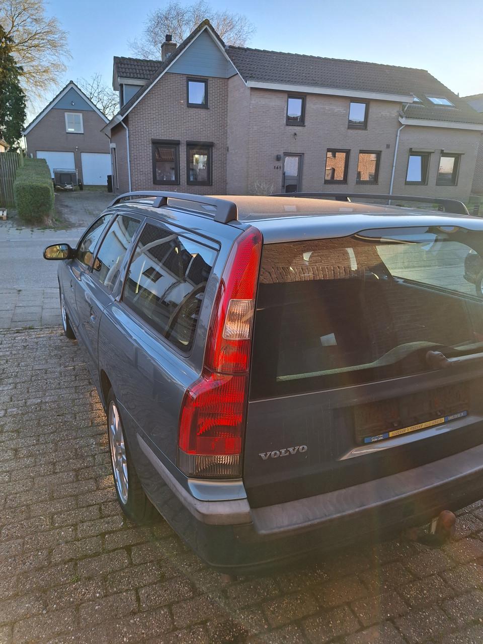 Donker grijze Volvo V70 te koop.