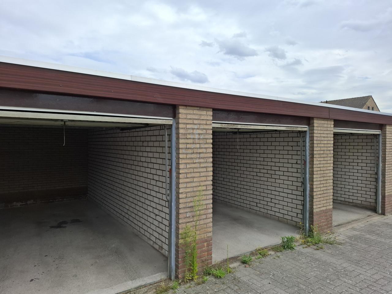 Te huur: 2 x Garage box Robertstraat Axel