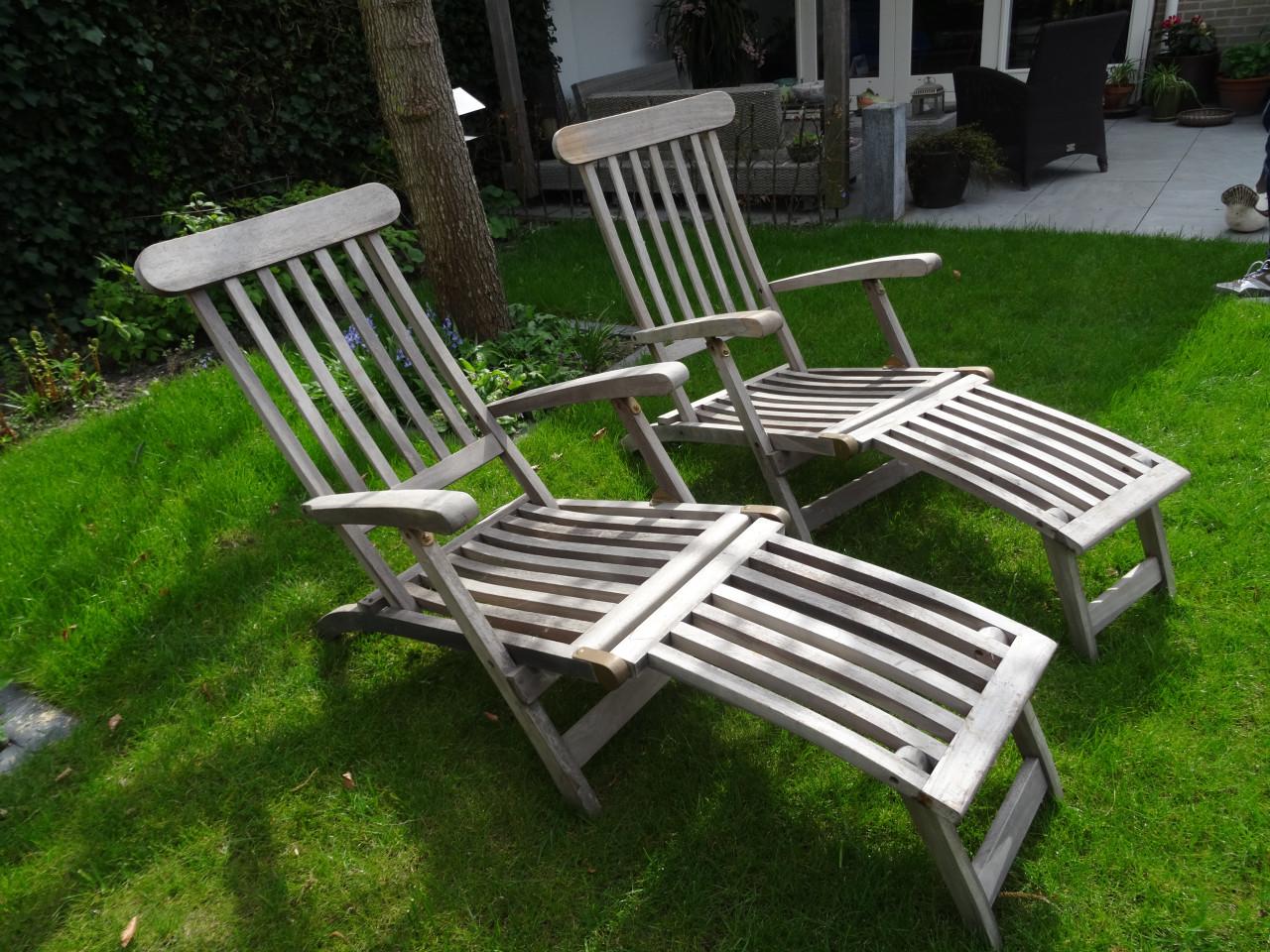 Twee deckchairs, teakhouten ligstoelen, tuinstoelen