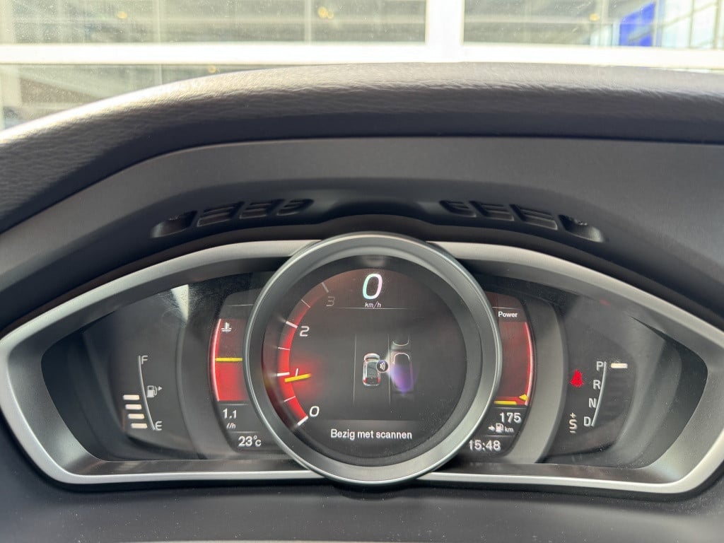 Volvo V40 t3 153pk polar+ sport| panodak| trekhaak| camera| h&k sound