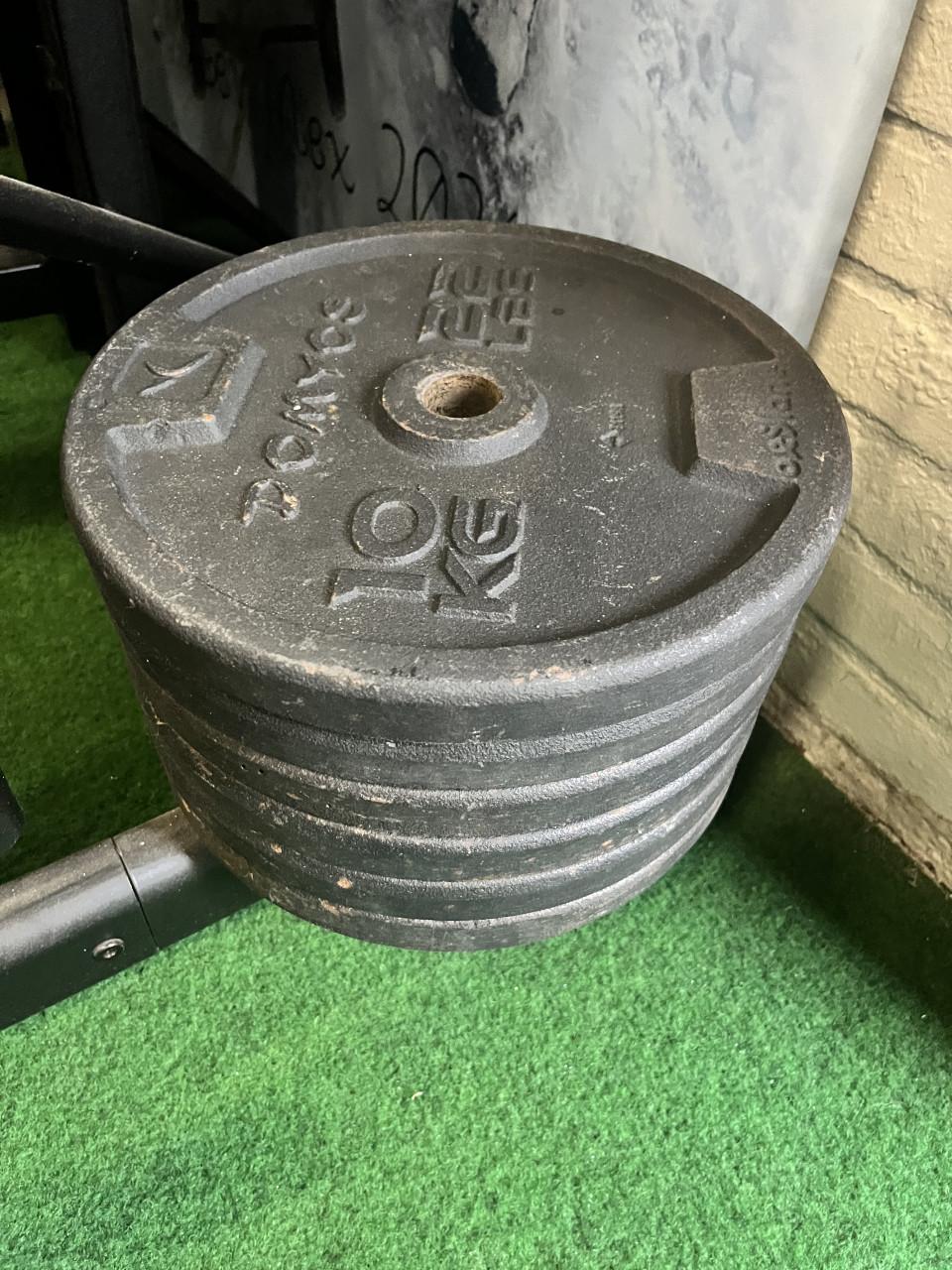 Fitness rack met bankje en 170 kg aan gewichten