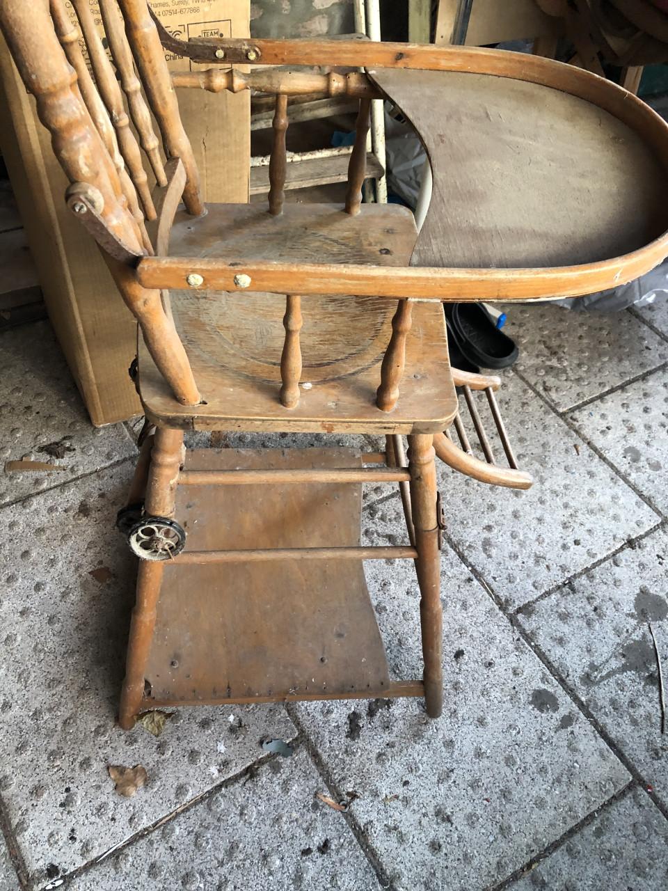 Antieke kinderstoel
