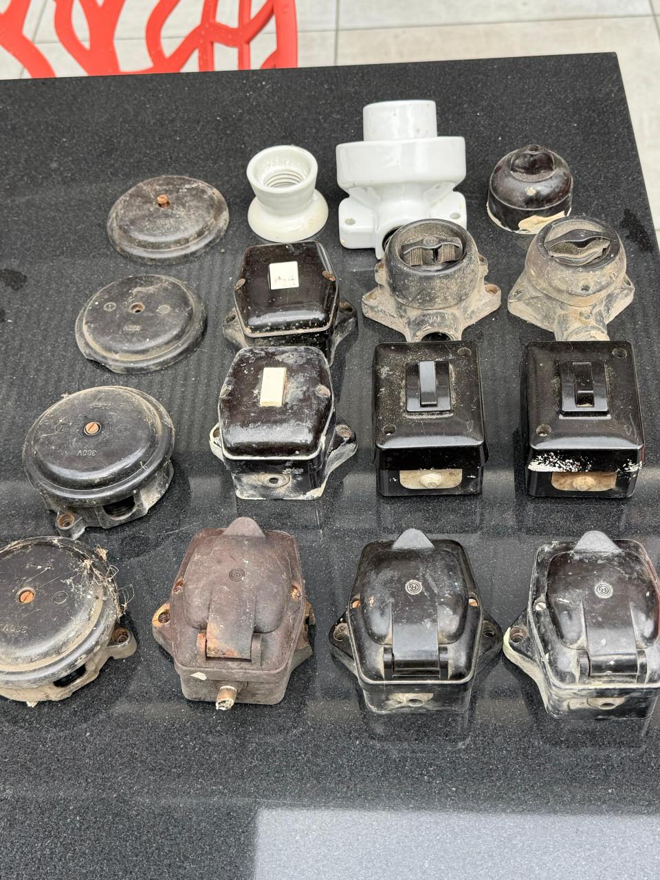 Oud schakelmateriaal van Bakkeliet