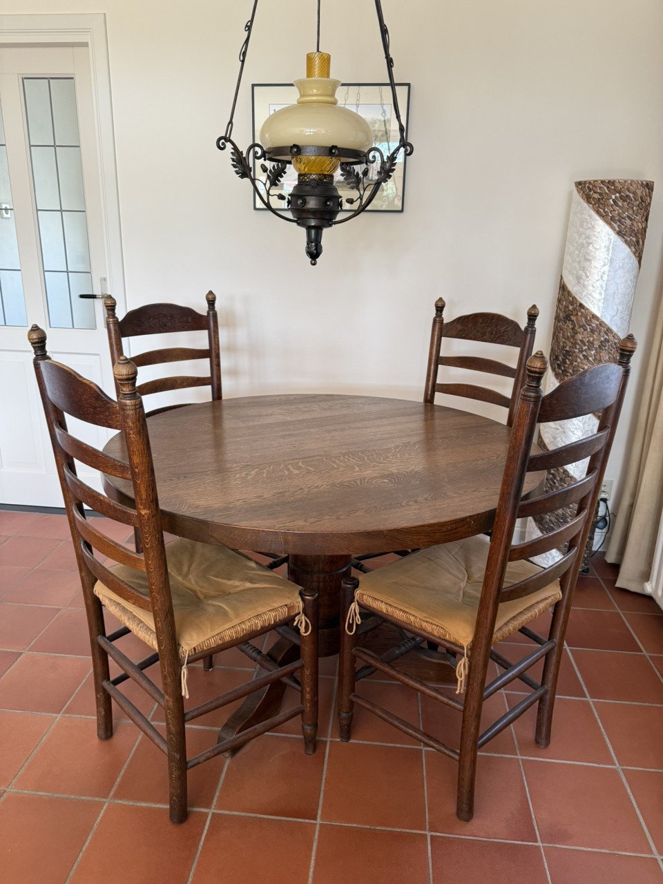 Te koop: Ronde tafel en 4 bijpassende stoelen