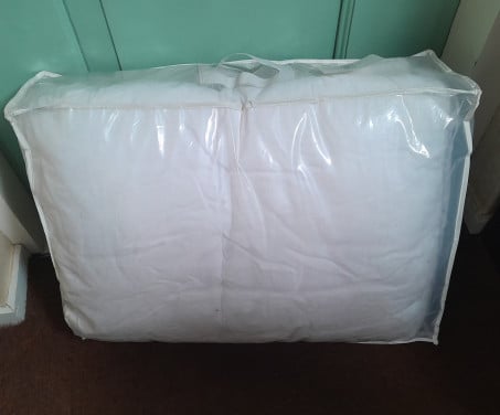 Div polyester dekbedden + hoofdkussens/nekrol v.a €2,00