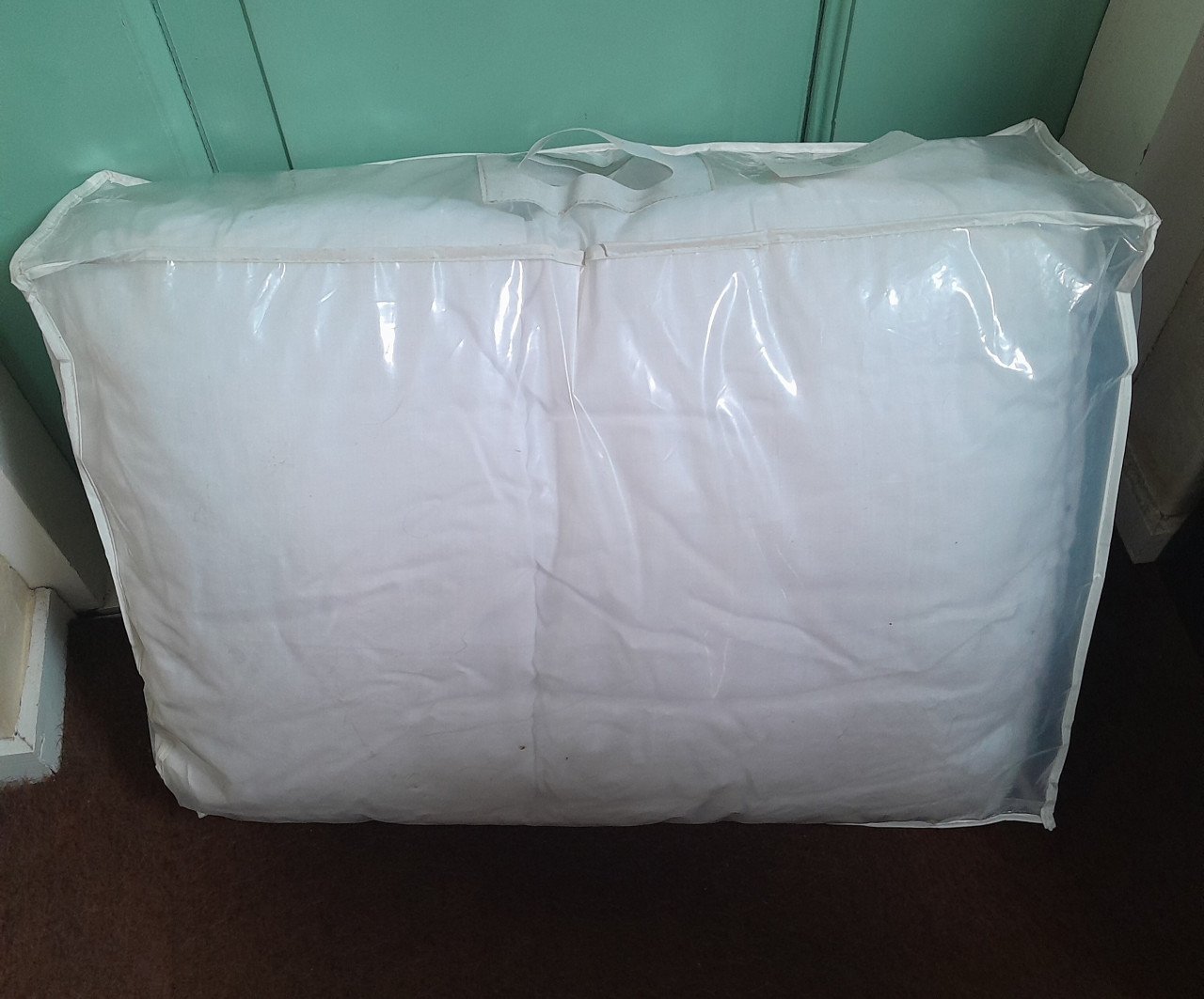 Div polyester dekbedden + hoofdkussens/nekrol v.a €2,00