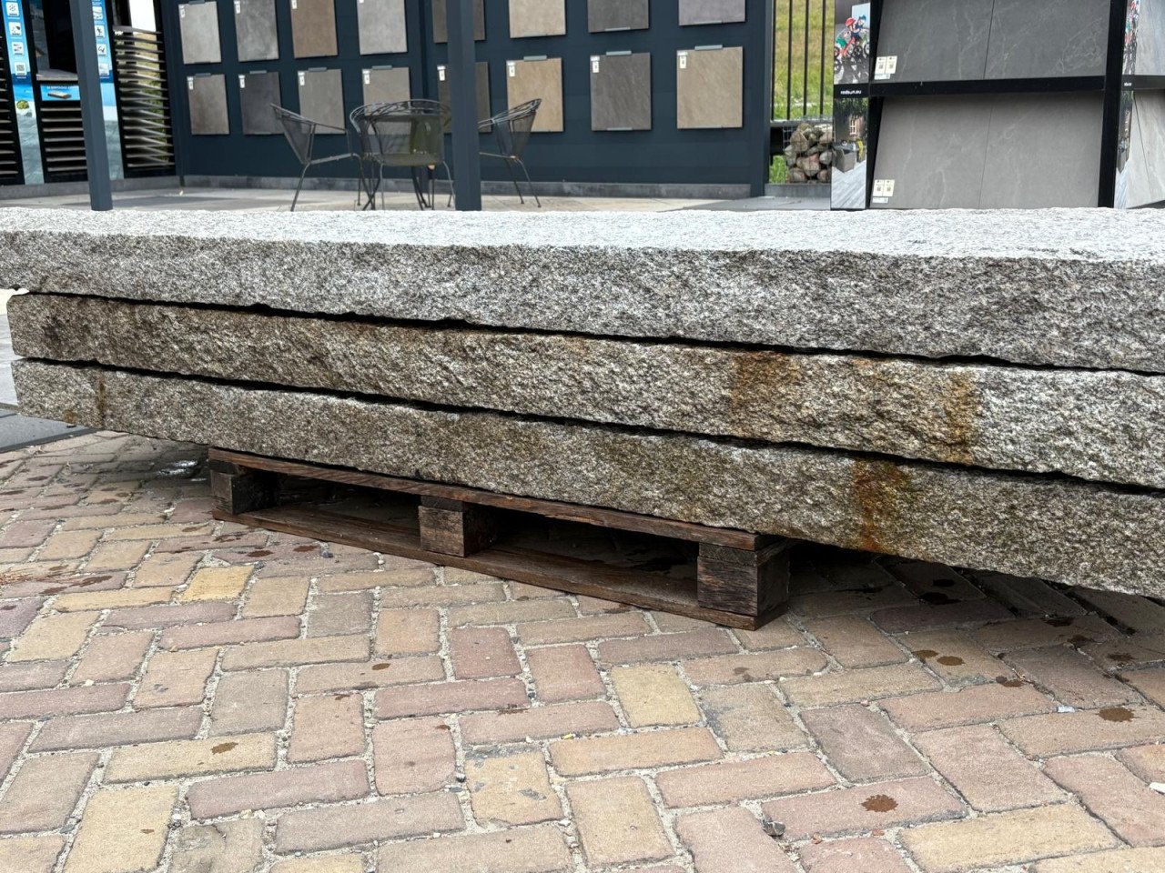 Partij granieten banden en platen