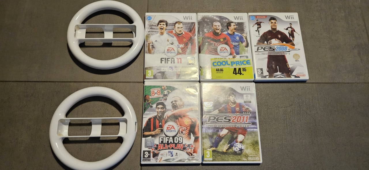 5 Wii spellen en 2 thirdparty stuurtjes