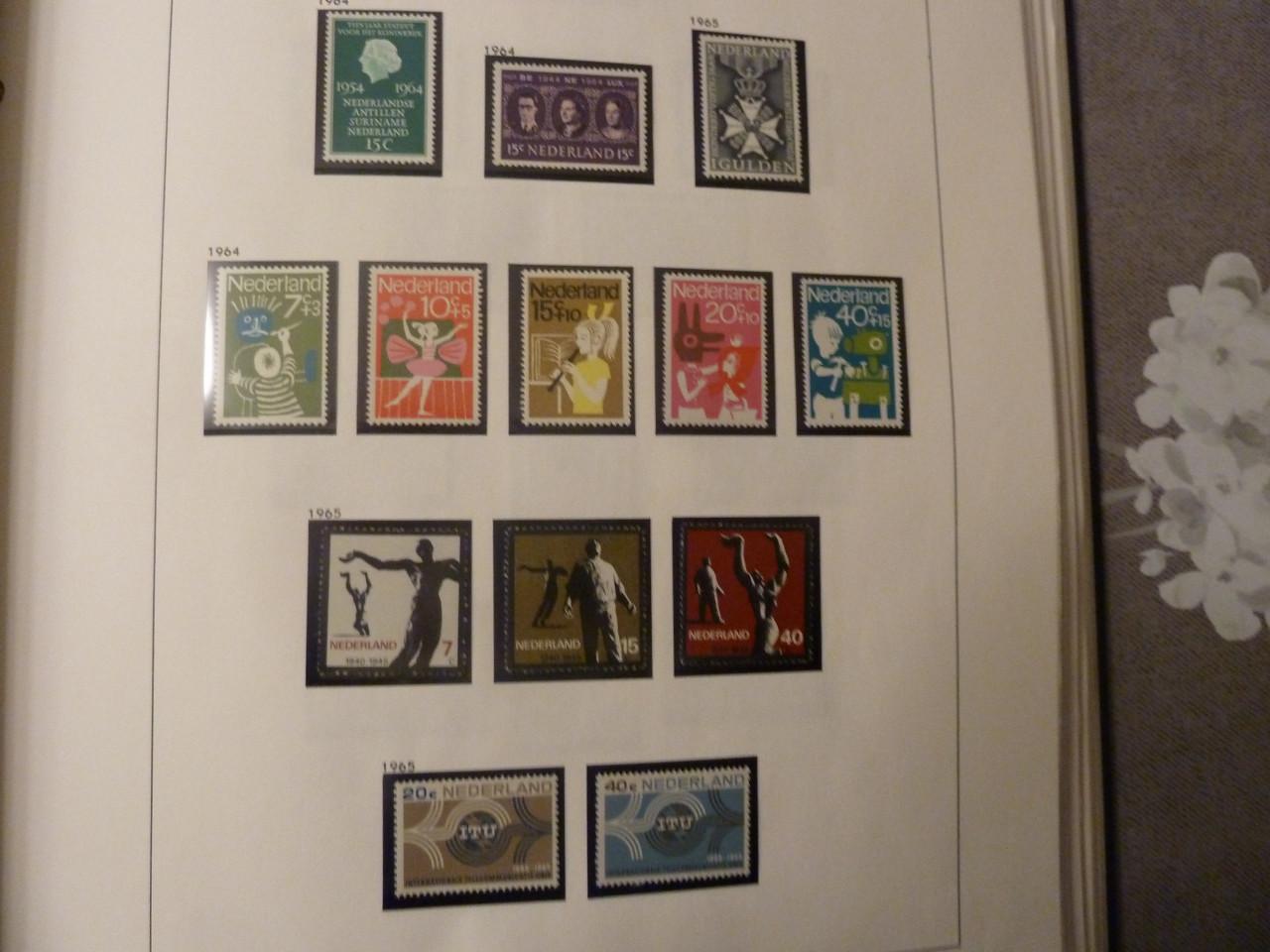 RUIM 700 POSTZEGELS IN LUXE DAVO ALBUM.