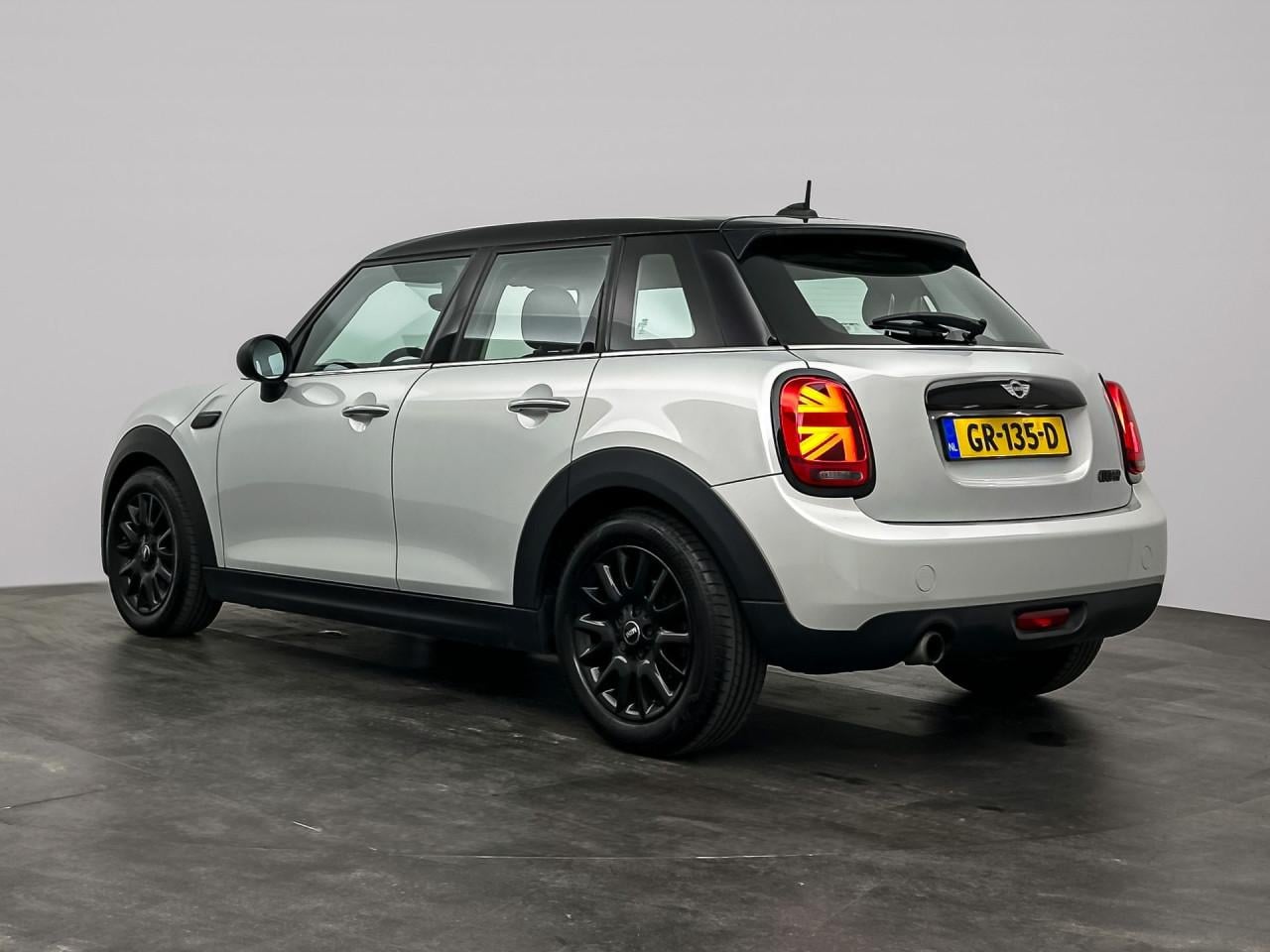 Mini Cooper 5 deurs in zeer nette staat in de kleur white-silver metalic