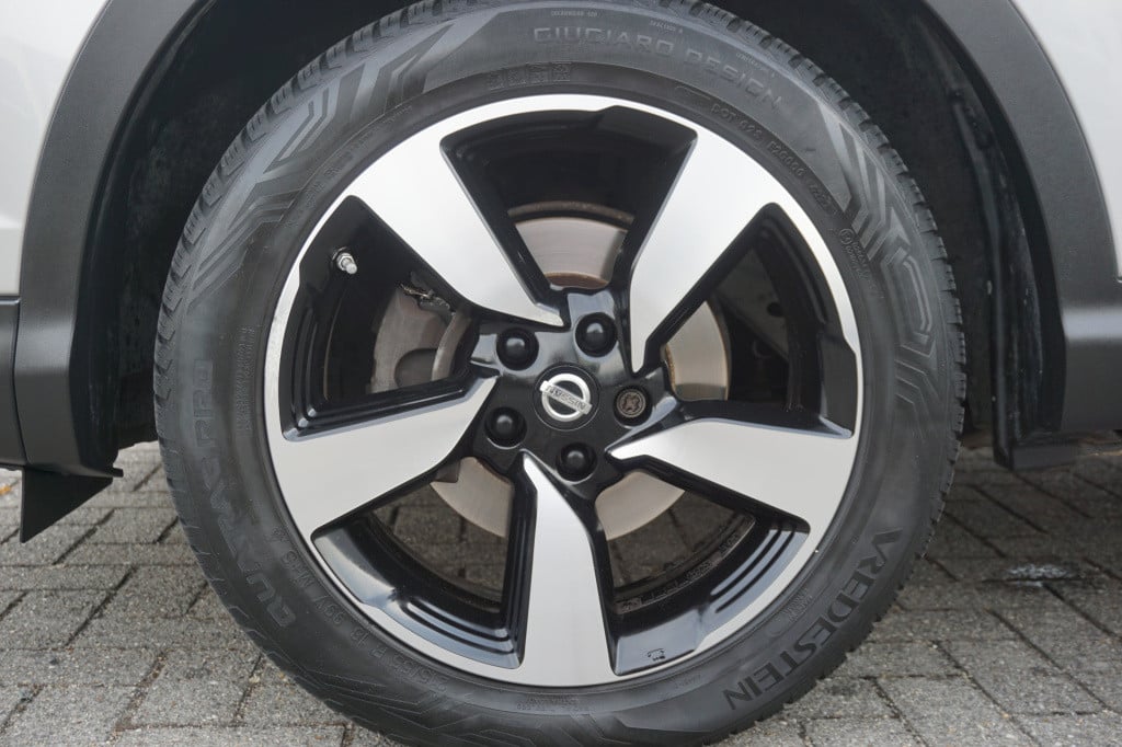 Nissan Qashqai 1.2 n-connecta airco / navi / camera / cruise / pano / trekh