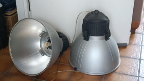2 keer industriële lamp. Materiaal is van aluminium.