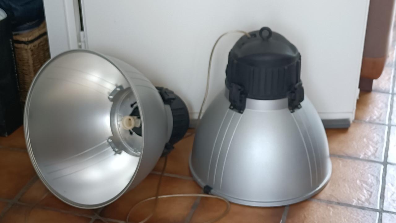 2 keer industriële lamp. Materiaal is van aluminium.