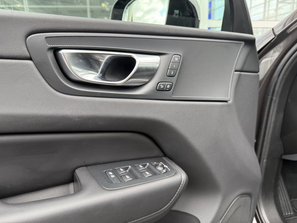 Volvo XC60 2.0 t6 awd + dark