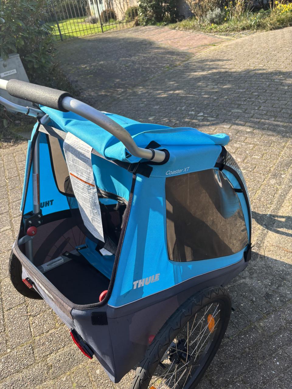 Thule fietskar voor twee kindjes. Ook als wandelwagen te gebruiken.