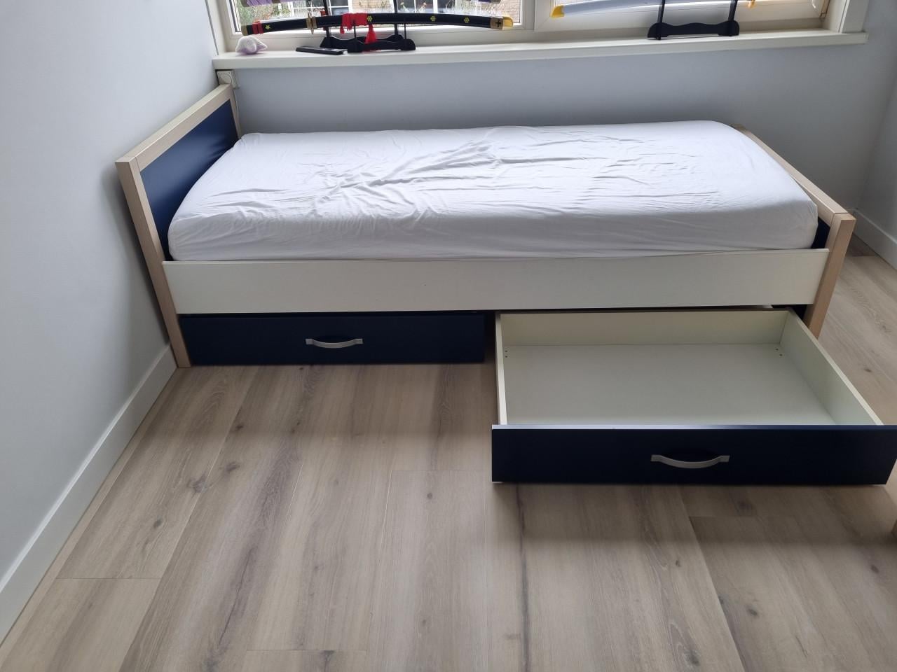 Mooi eenpersoonsbed Troy met opberglades en lattenbodem