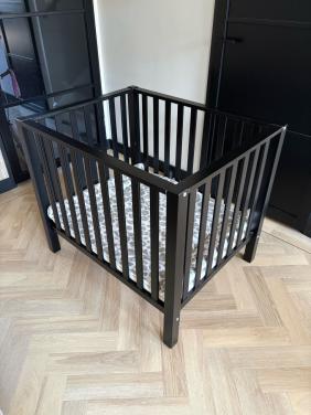 Baby Box hout zwart 100x80 inclusief matras en boxkleed