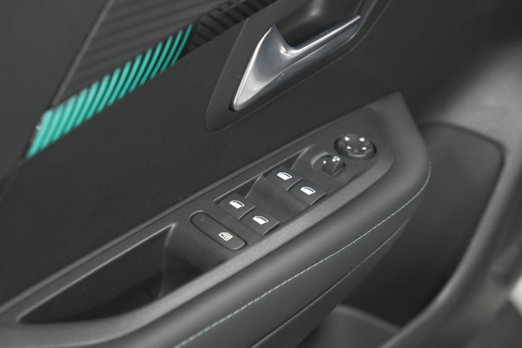 Peugeot 208 puretech 100 eat8 allure pack | camera | apple carplay | parkee