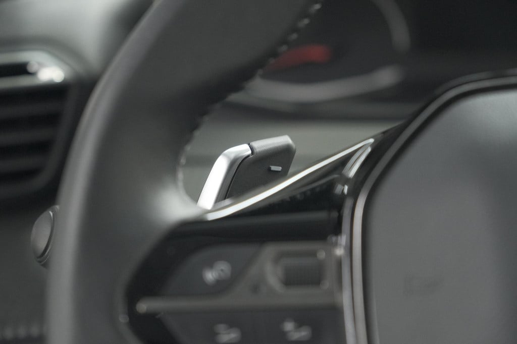 Peugeot 2008 puretech 130 eat8 active | parkeersensoren | navigatie | apple