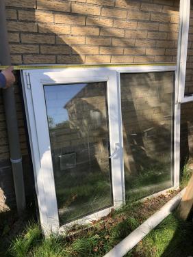 Aluminium deurkozijn en Kunststof kozijn met draai/kiep raam