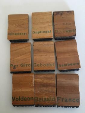 Kleine houten vintage kantoorstempels 9 stuks