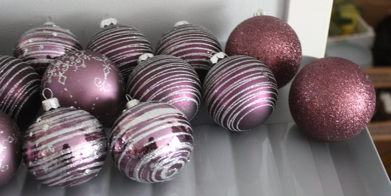Set van 15  glazen paarse en zilveren glitter kerstballen