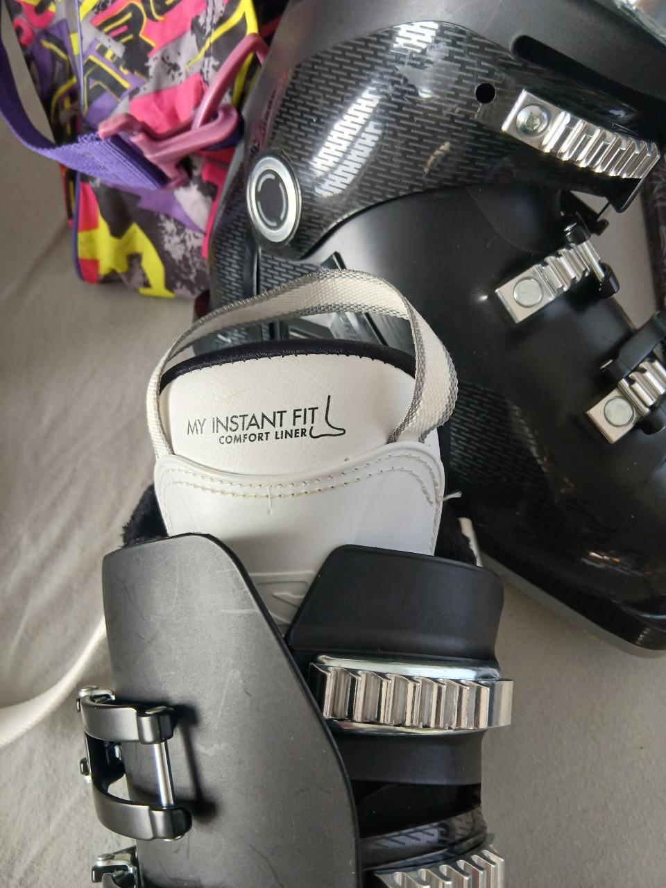 Skies, schoenen, stokken, jack en broek en helm wegens stoppen met skien