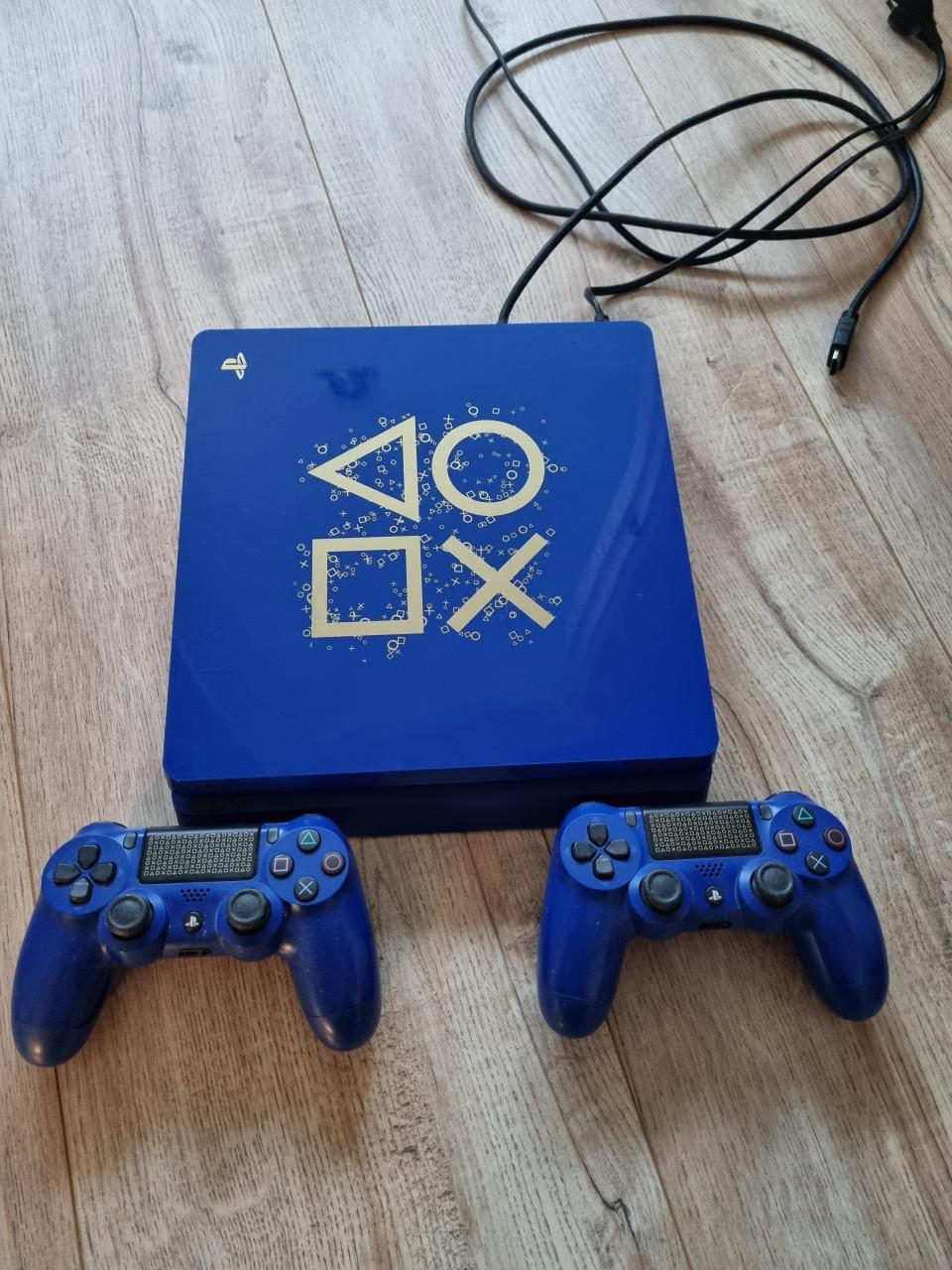 Playstation 4 met 2 controllers