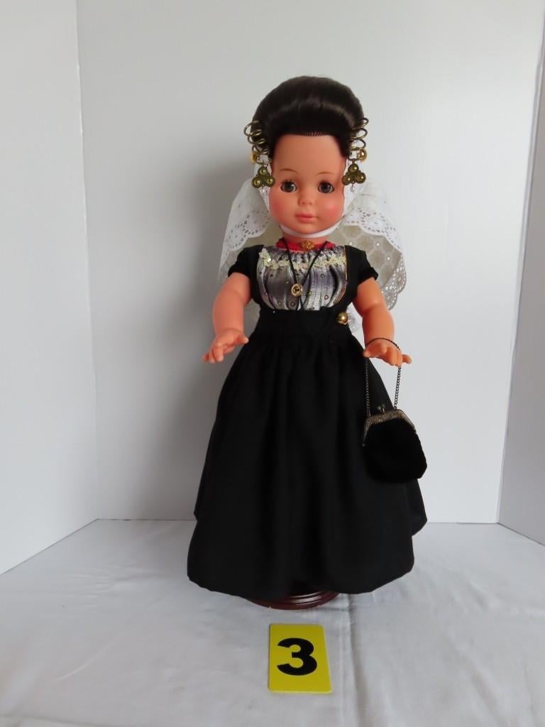 Wij verzorgen Klederdracht poppen Antiek of modern.