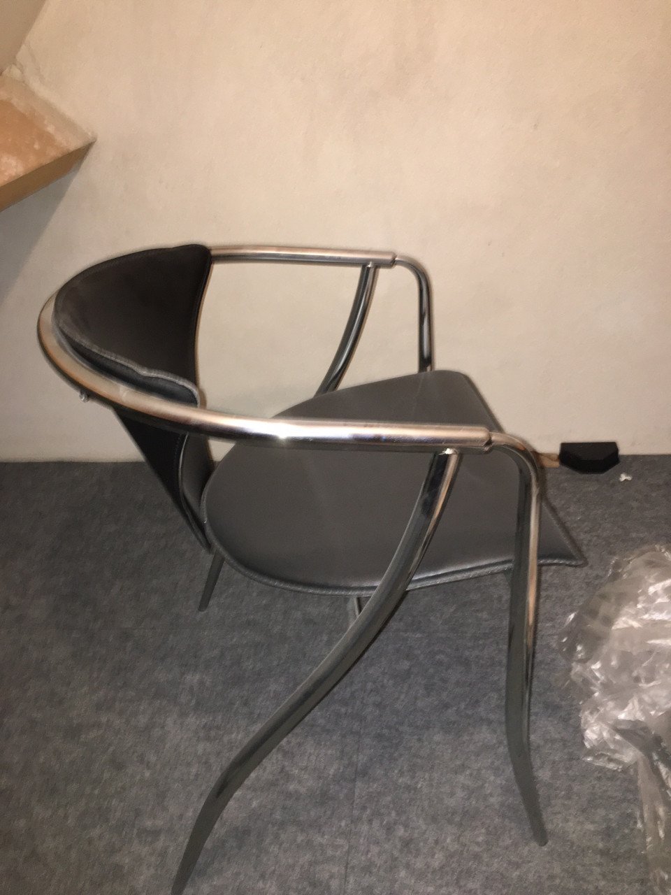 2 (Kamer- of keuken-)stoelen