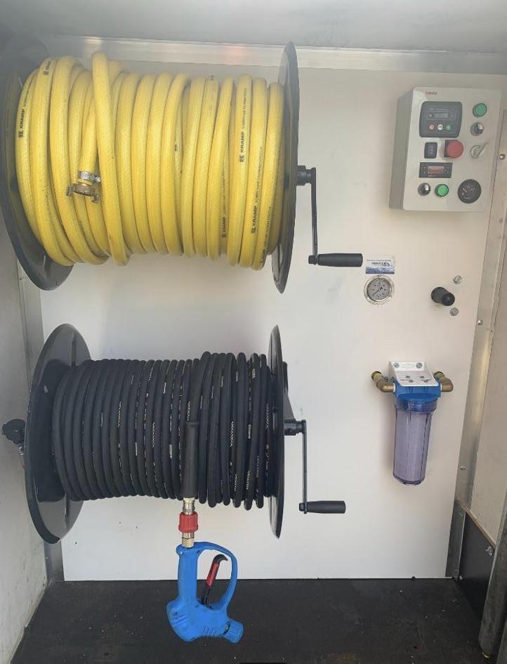 Te huur hogedrukreiniger 350 bar 100 graden warmwater in trailer