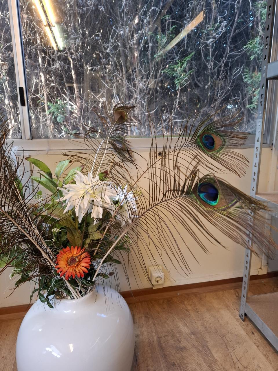 Grote vaas met kunstbloemen