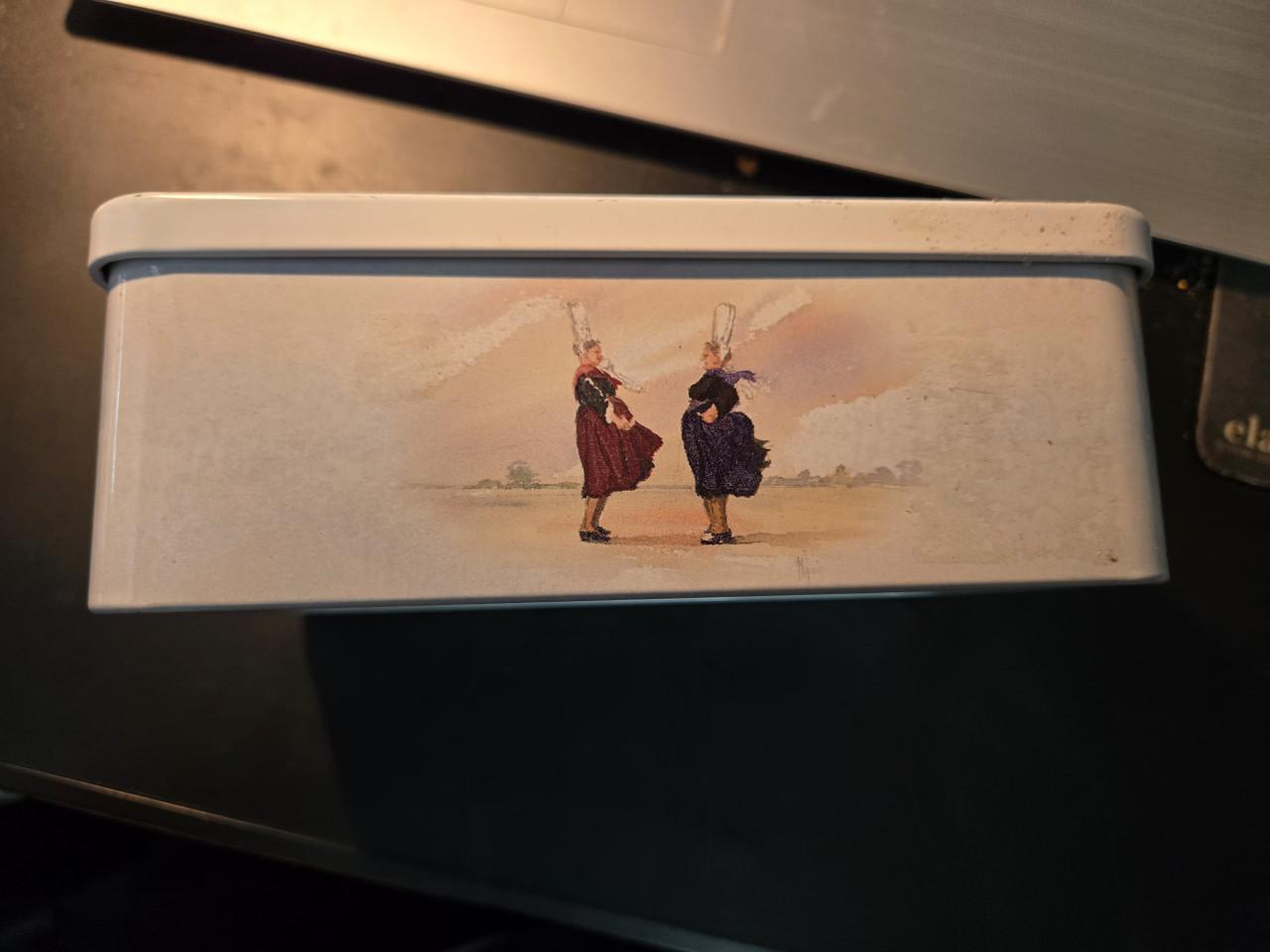 Vintage koektrommel van het merk Massilly,