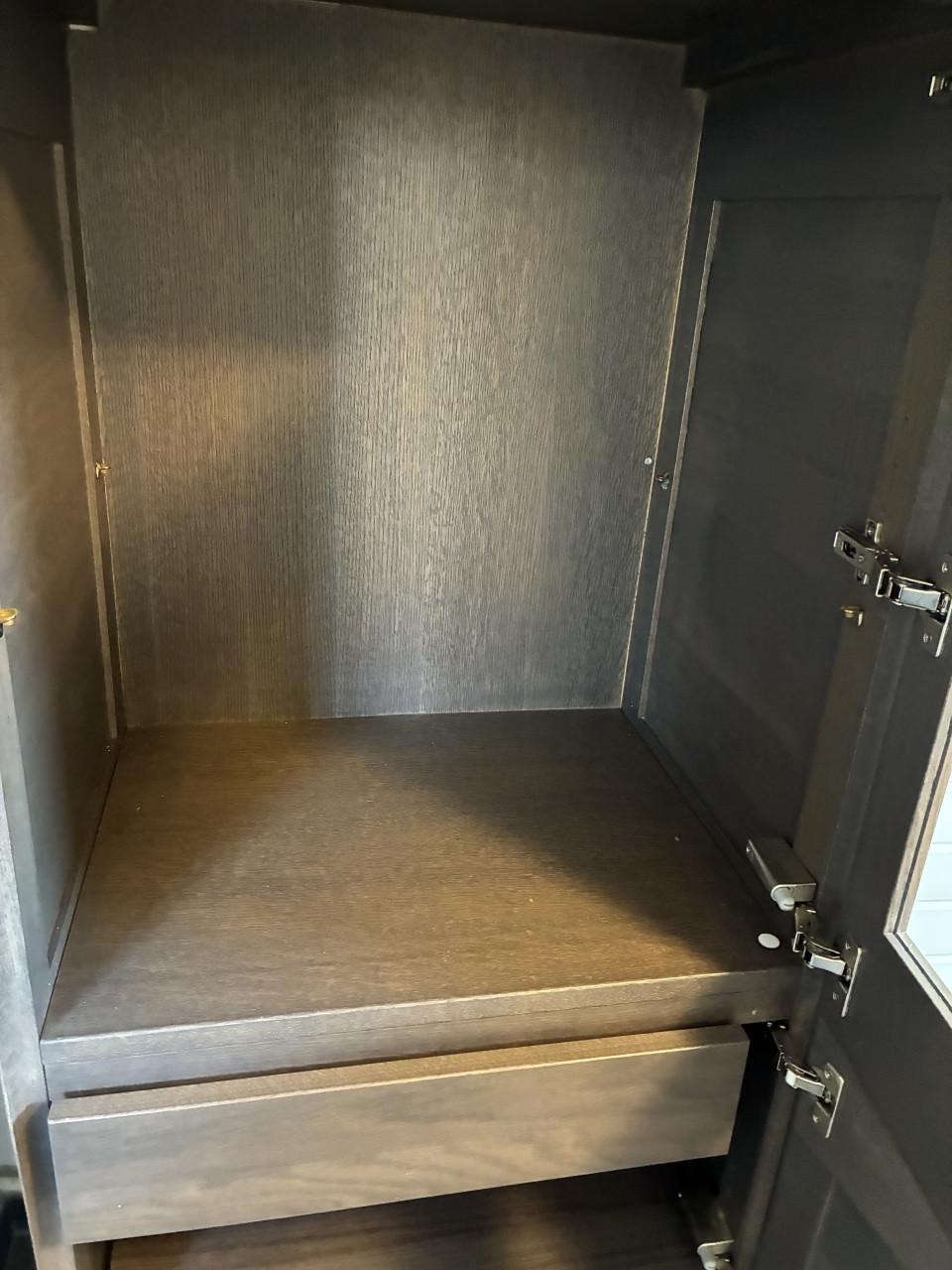 Wandkast donkerbruin.