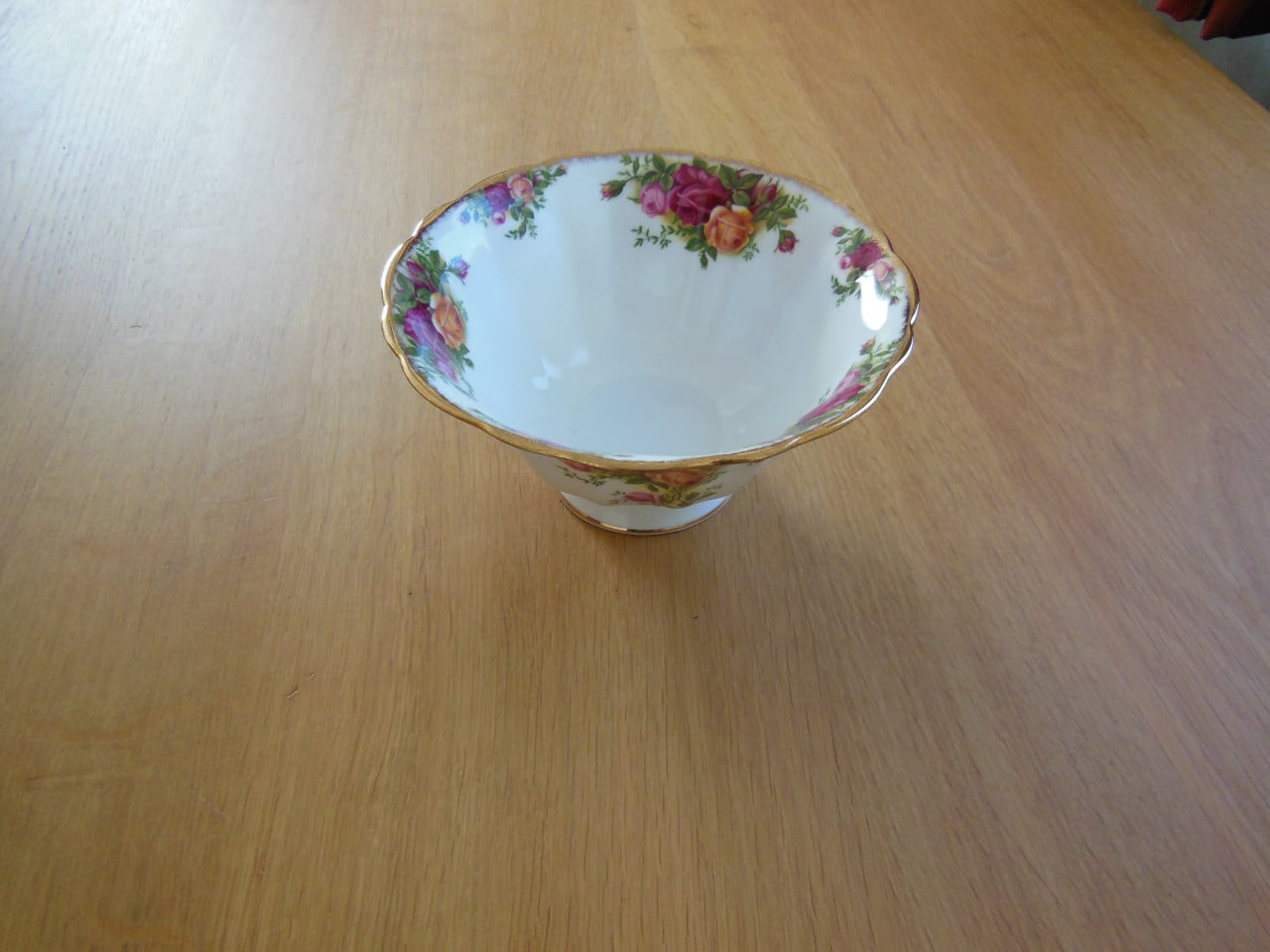 Hoge Schaal op voetje Royal Albert