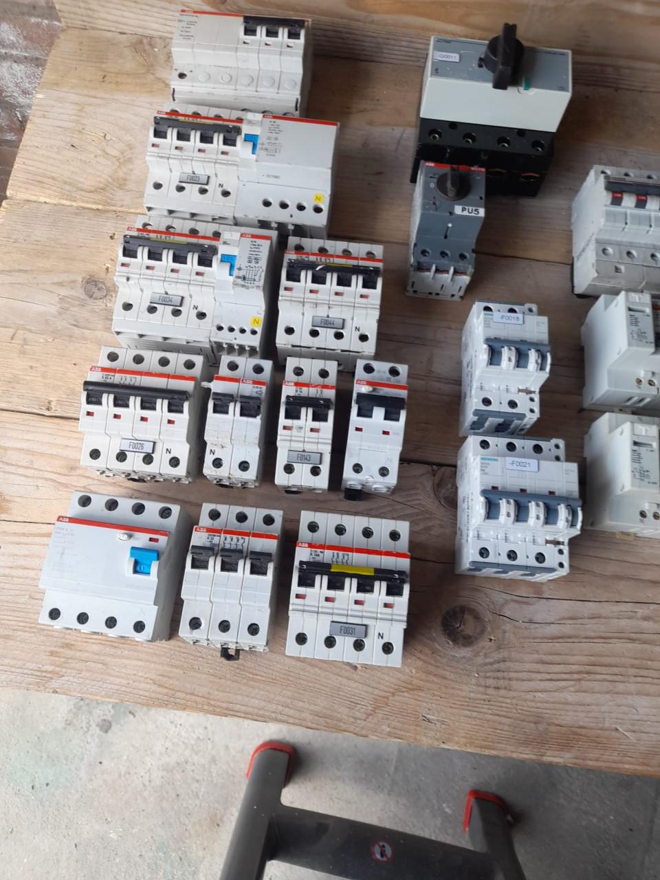 Div schakel matriaal