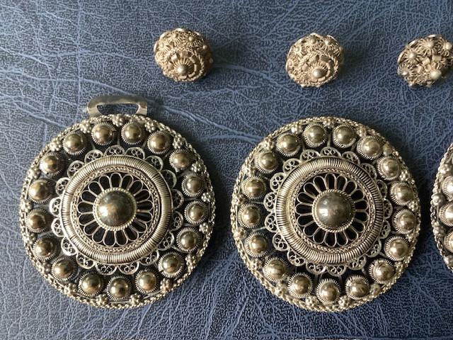 Zeeuwse knop (klederdracht) , zilver.