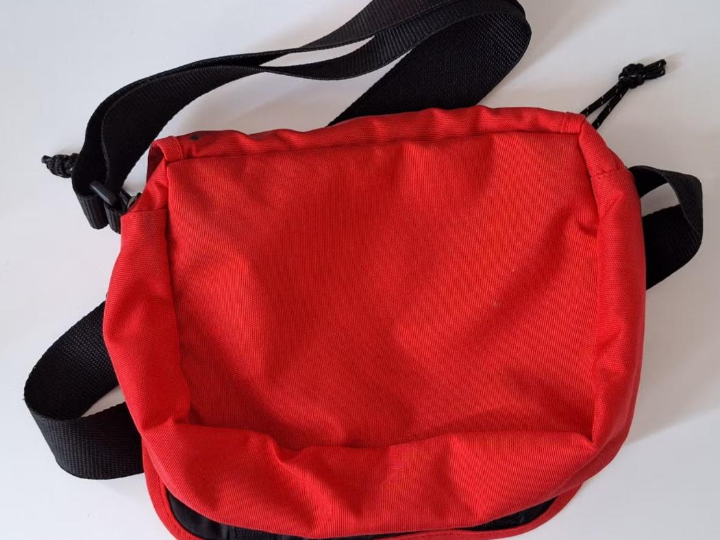 Eastpak schoudertas rood - Compact en handig