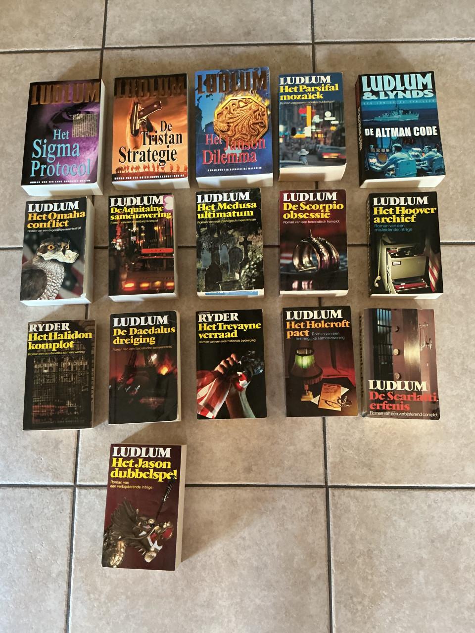 Verschillende Ludlum boeken.