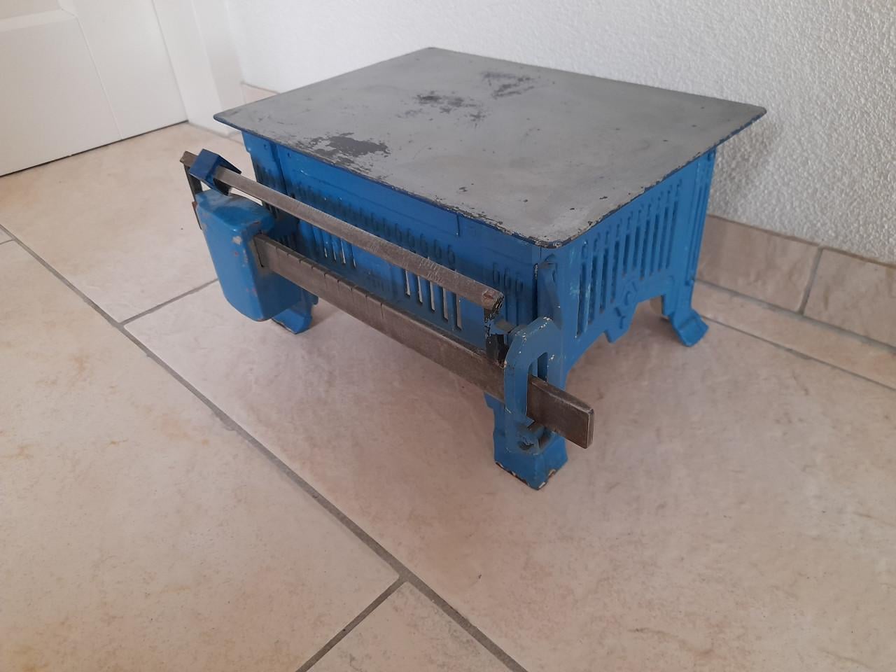 Antieke mechanisch tafelweegschaal met contragewicht.