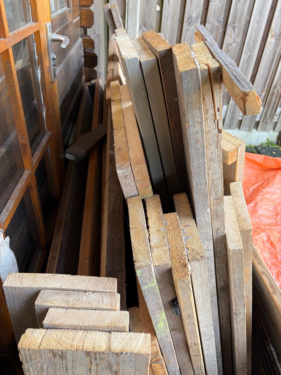 Robuuste steigerhouten planken, deuren…
