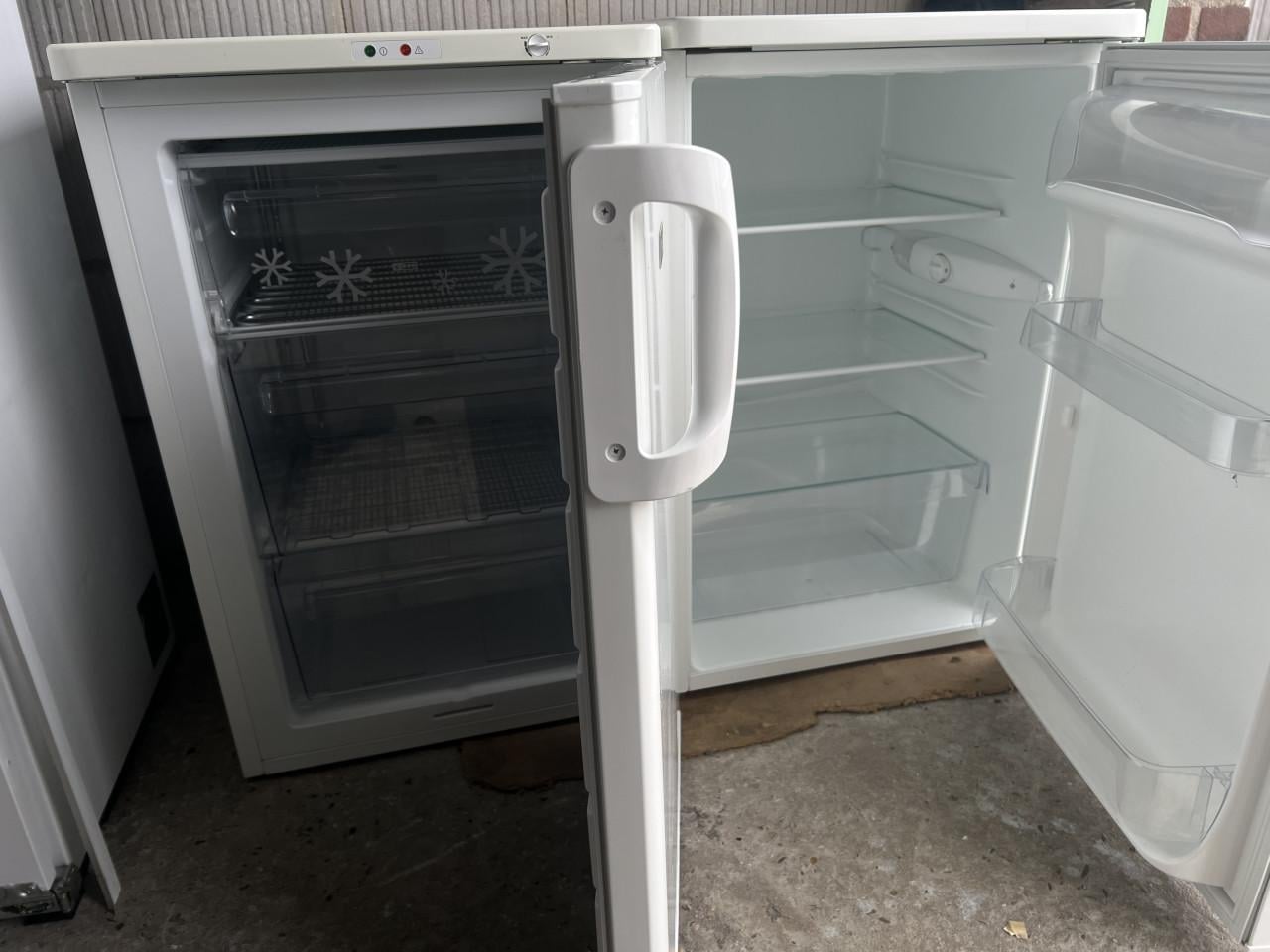 Set Koelkast en vrieskast 85x55 cm. energieklasse A++ als nieuw
