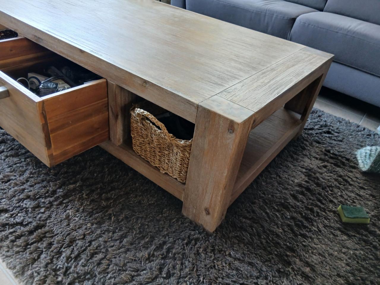 Dressoir, eetkamertafel, stoelen, salontafel