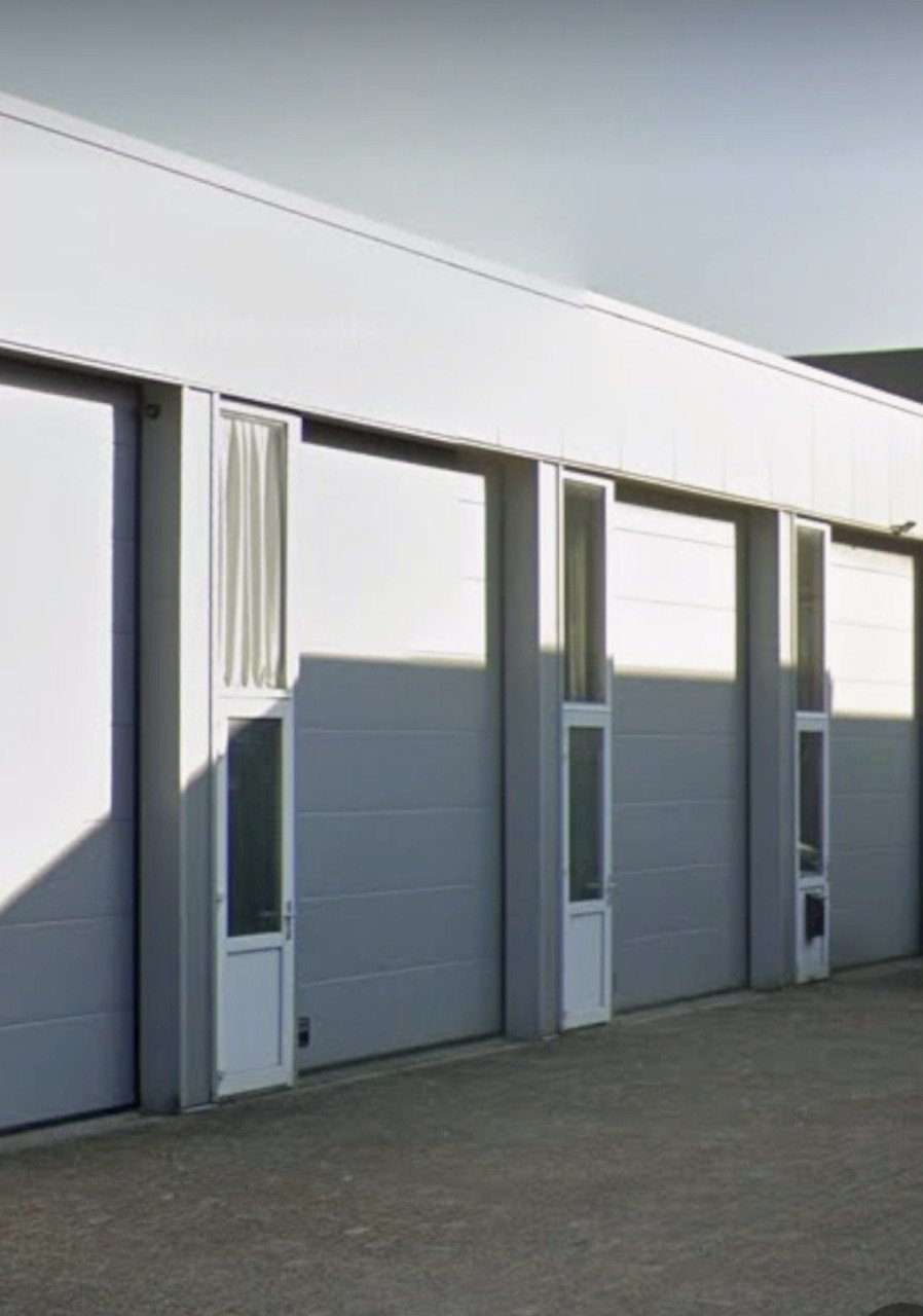 Mooie loods (+-88m2) met hoge roldeur te huur in Vlissingen!